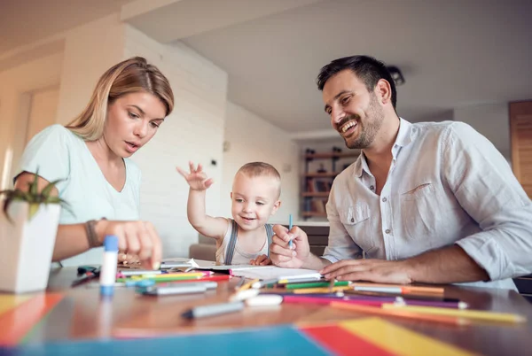 Crayons Dessin Famille Père Mère Regarde Comment Fils Dessine — Photo