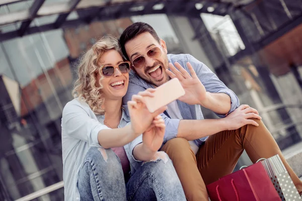 Glückliches Junges Paar Entspannt Sich Nach Dem Einkauf — Stockfoto