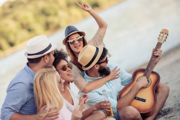 Alegre Grupo Amigos Con Guitarra Divertirse Playa — Foto de Stock