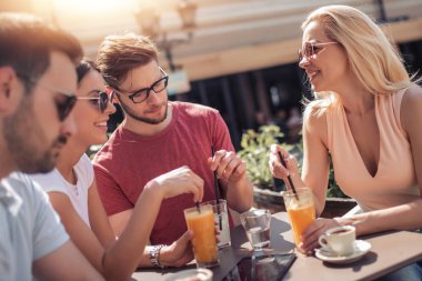 Toplantı ve kafede kahve içme mutlu genç arkadaşlar. İnsanlar, eğlence, mutluluk ve yaşam tarzı kavramı.