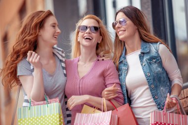 Happy City Alışveriş torbaları olan genç kadın şaşırttı. Satılık, mutluluk, tüketim ve insanlar kavramı.