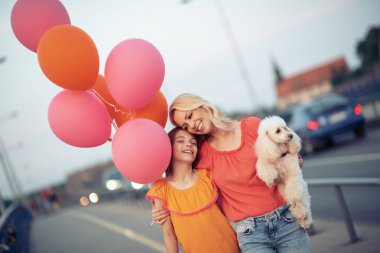 Güzel anne ve kızı birlikte eğleniyor.