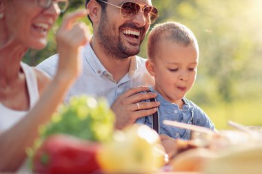 Yaz aylarında bahçe parti üç nesil aile.