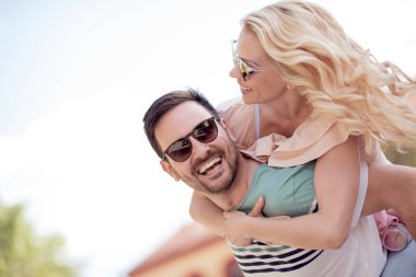 Genç çift gülümseyen romantik huging aşk ve şehirde zevk.