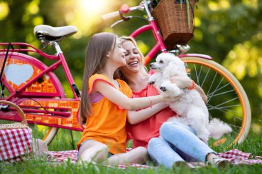 Güzel anne ve kızı parkta iyi vakit geçiriyor.