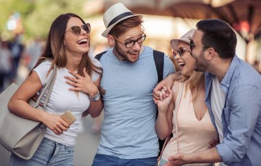Eğleniyor şehrin keyfini turist Grup.