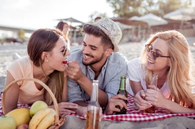 Mutlu gençler eğleniyor sahilde bir yaz gününde.