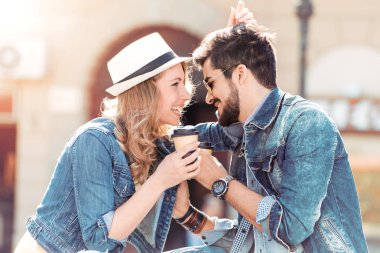 Kahve içme ve Şehir Parkı içinde oturan mutlu genç çift.