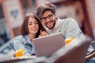 Kafede birlikte harcama zaman genç çift.