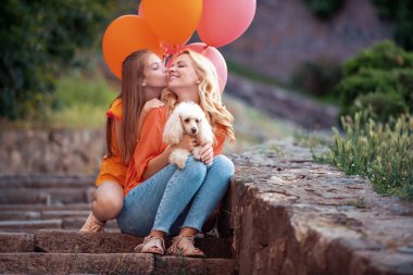 Güzel anne ve kızı parkta iyi vakit geçiriyor.