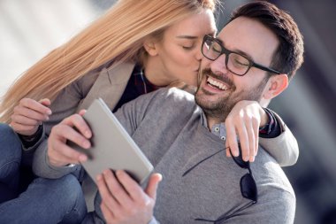 Mutlu çifte sarılma ve sokağın ortasında bir tablet paylaşımı.