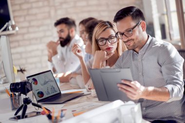 Çizelgeler ve grafikler Office tartışırken iş adamları