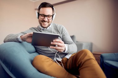 Evde rahatlatıcı, müzik adam. İnsanlar, müzik, ev ve yaşam tarzı kavramı.