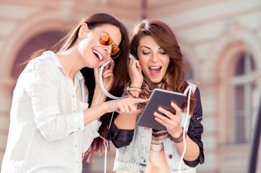 Tablet kullanma ve tablet müzik dinleme genç arkadaşlar. Müzik, teknoloji ve dostluk kavramı.