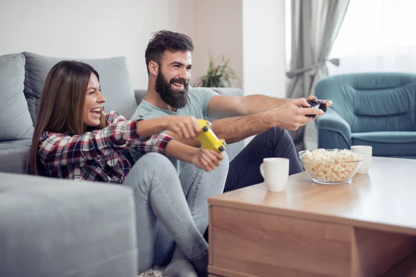 Hermosa Pareja Jugando Videojuegos Divirtiéndose — Foto de Stock