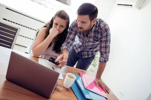 Pareja Sentados Juntos Interior Calculando Las Finanzas Casa Mirando Seriamente — Foto de Stock