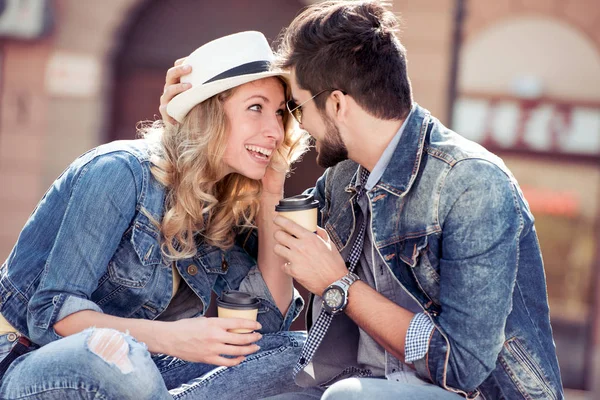 Joven Pareja Bebiendo Café Sentado Parque Ciudad — Foto de Stock