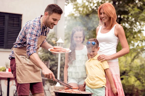 Uomo Preparare Barbecue Con Famiglia Nel Loro Cortile — Foto Stock