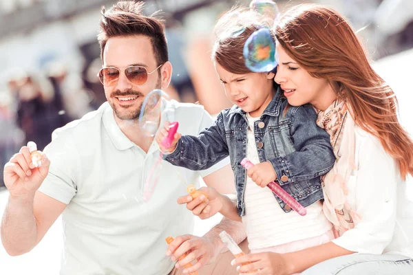 Familia Feliz Con Niño Divirtiéndose Juntos Parque Verano Ciudad —  Fotos de Stock