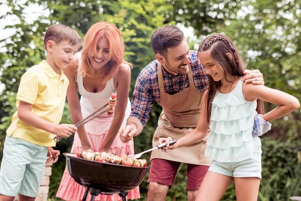Barbecue Time Young Family Make Barbecue Home — Stock Photo, Image
