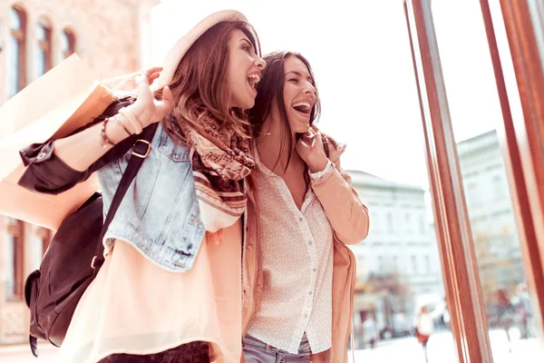 Duas Meninas Sorridentes Bonitas Com Sacos Compras Andando Pela Rua — Fotografia de Stock