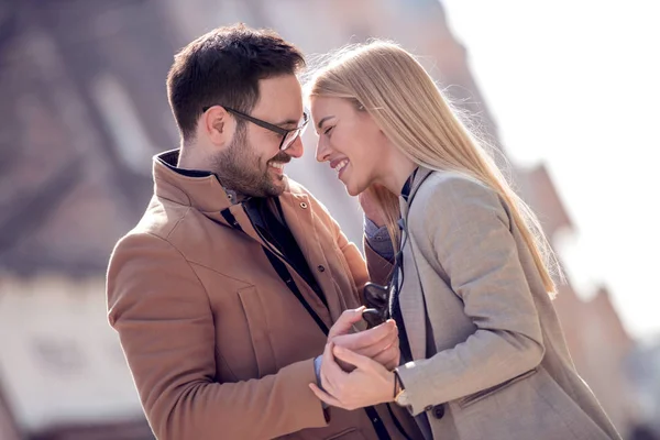 Romantiska Unga Par Kärlek Kramar Gatan — Stockfoto