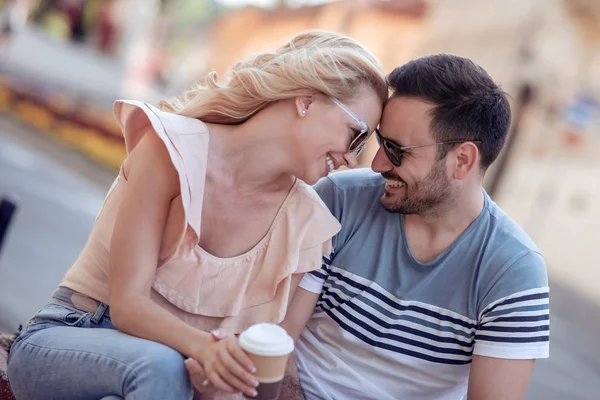 Feliz Casal Amoroso Alegre Jovem Casal Beber Café Para Divertir — Fotografia de Stock