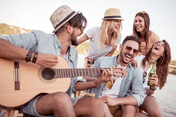 Amigos Divirtiéndose Playa Bebiendo Una Cerveza Fría — Foto de Stock