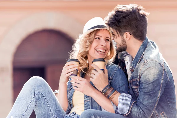 Feliz Joven Pareja Bebiendo Café Sentado Parque Ciudad — Foto de Stock