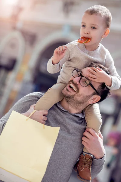 Pappa Spelar Med Sin Son Efter Shopping — Stockfoto