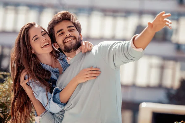 Feliz Joven Pareja Divirtiéndose Aire Libre Sonriendo — Foto de Stock