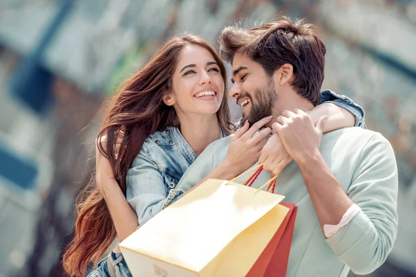 Porträt Eines Paares Mit Einkaufstüten Der Stadt Menschen Verkauf Liebe — Stockfoto