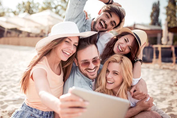 Summer Holidays Vacation Happiness Concept Group Friends Taking Selfie Tablet — стоковое фото