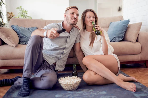 Attraktives Junges Paar Sitzt Auf Dem Fußboden Und Schaut Fern — Stockfoto