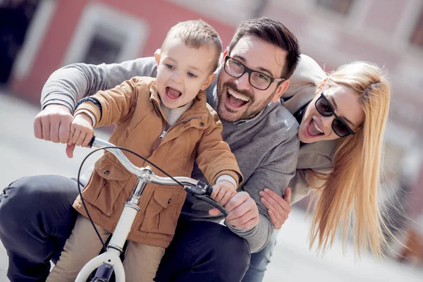 Ung Far Och Mor Undervisning Son Att Rida Cykel Staden — Stockfoto