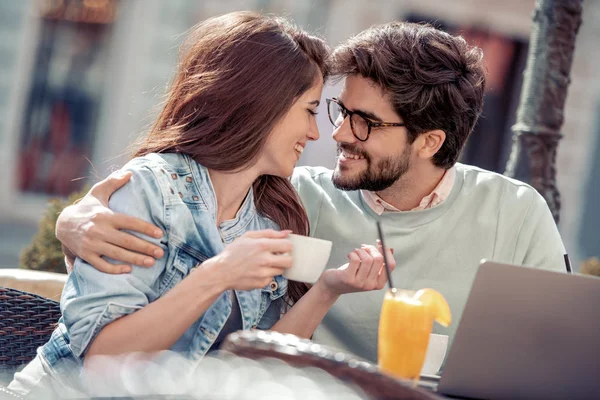 Coppia Seduta Caffè Utilizzando Computer Portatile Bere Caffè Succo Arancia — Foto Stock