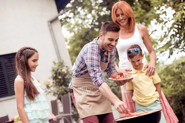 Eğlence Gıda Insanlar Tatil Kavramı Adam Açık Partide Ailesi Için — Stok fotoğraf