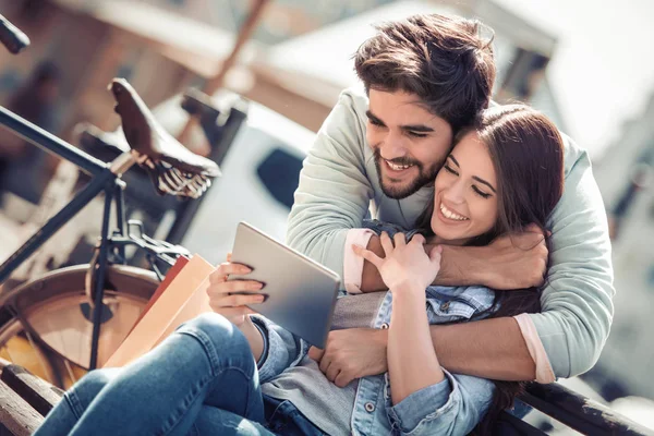 Joven Pareja Amorosa Sentada Banco Del Parque Divirtiéndose Con Tableta — Foto de Stock