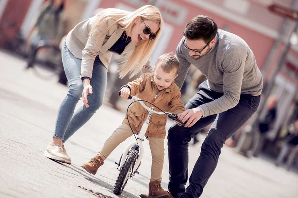 Ung Far Och Mor Undervisning Son Att Rida Cykel Staden — Stockfoto