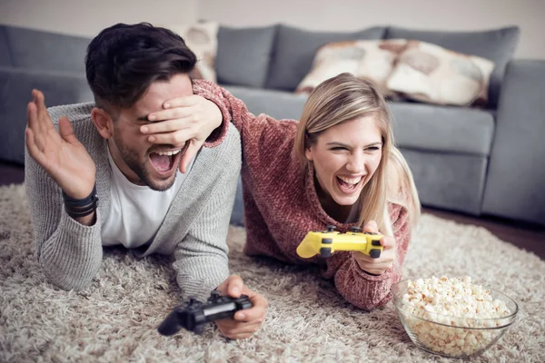 Riendo Pareja Joven Jugando Videojuegos Sala Estar — Foto de Stock