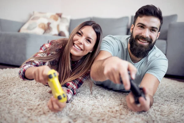 Casal Jovem Jogando Videogames Eles Estão Sorrindo Rindo Juntos — Fotografia de Stock