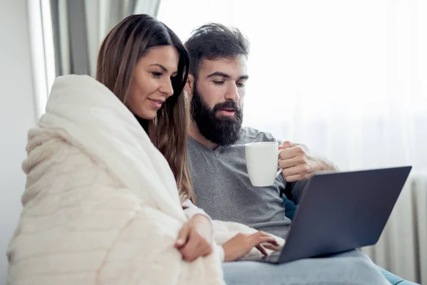 Pár Egy Film Laptop Saját Nappalijában Szerelem Technológia Internet Emberek — Stock Fotó