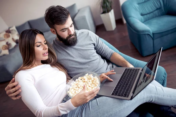 Felice Giovane Coppia Seduta Sul Divano Casa Con Popcorn Guardare — Foto Stock