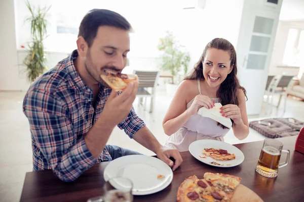 Glückliches Paar Isst Pizza Und Trinkt Bier Zusammen Hausgemachte Pizza — Stockfoto