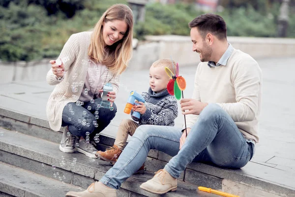 Happy Family City Street Happy Young Family Spending Time City — Stock Photo, Image