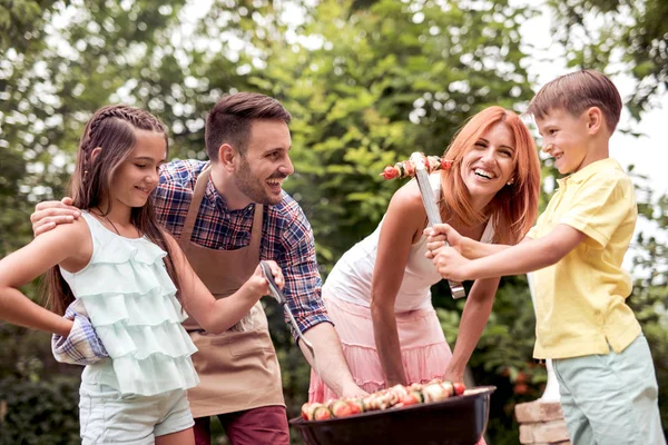 Essen Menschen Und Familienzeitkonzept Mann Kocht Beim Sommerfest Fleisch Grill — Stockfoto