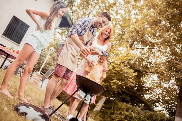 Happy Father Doing Barbecue Her Daughter Son Wife Sunny Day — Stock Photo, Image