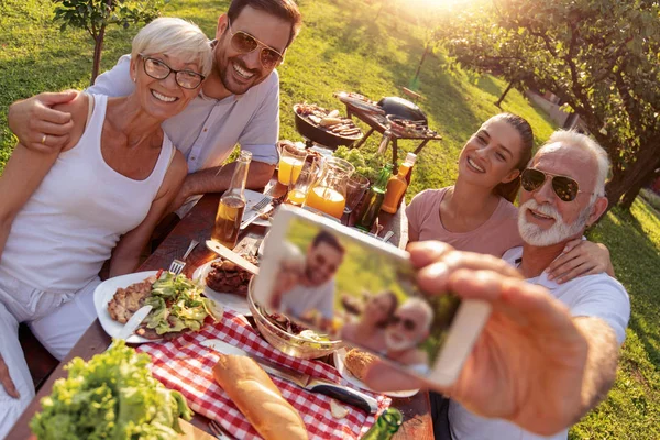Família Fazendo Uma Festa Churrasco Seu Jardim Verão — Fotografia de Stock