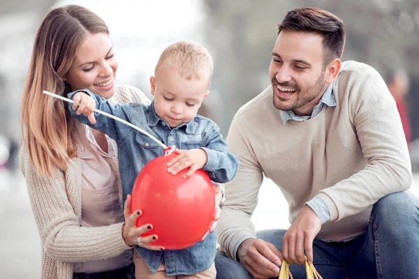 Försäljning Konsumism Och Familjen Koncept Lycklig Familj Med Små Barn — Stockfoto