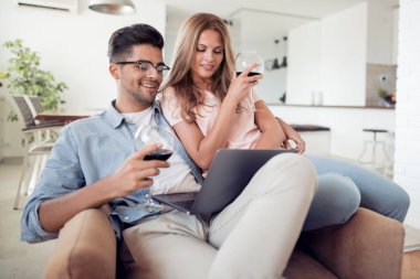 Romantik anlar. Laptop ile oturma ve şarap içme güzel sevgi dolu çift.